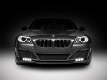 Черный BMW 5 series с карбоновым капотом